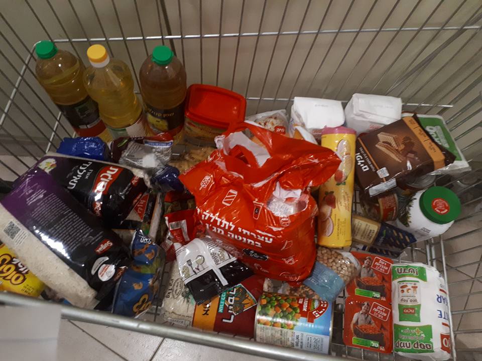 אצל אלינור רווח אזולאי ההנכות לחג בעיצומן והיא אוספת מצרכים לנזקקים (צילום: פייסבוק אישי)